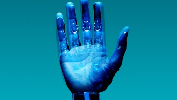 imagem de uma mão biônica